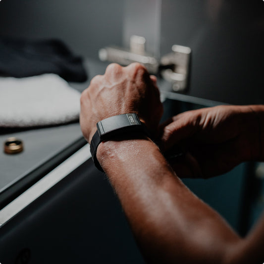 QALO SL-1 Smart Band in black silicone - on wrist