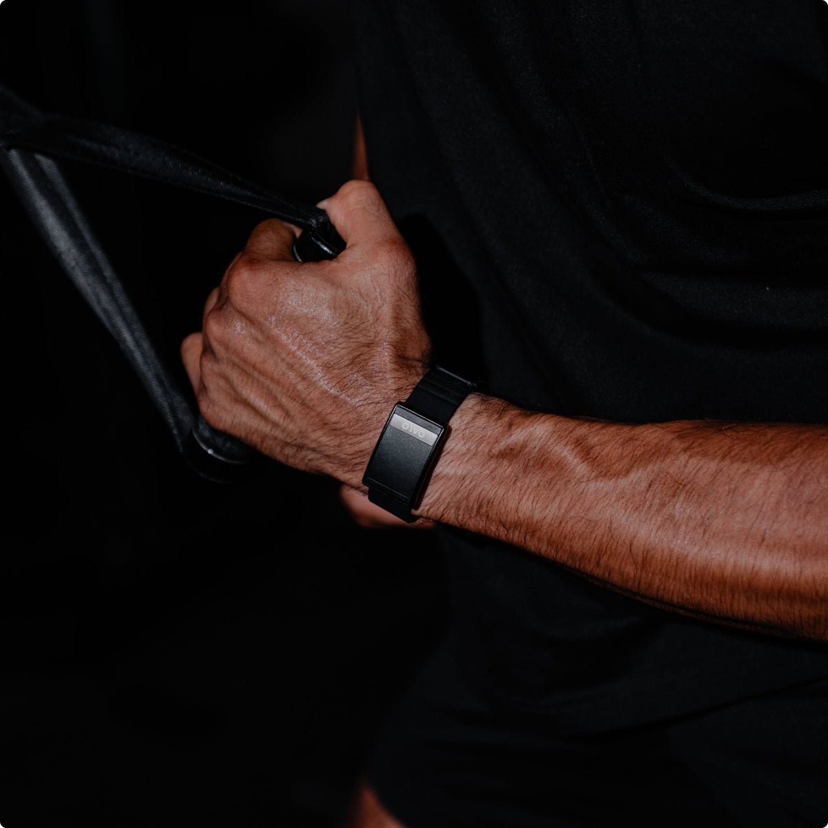 QALO SL-1 Smart Band in black silicone - lifestyle
